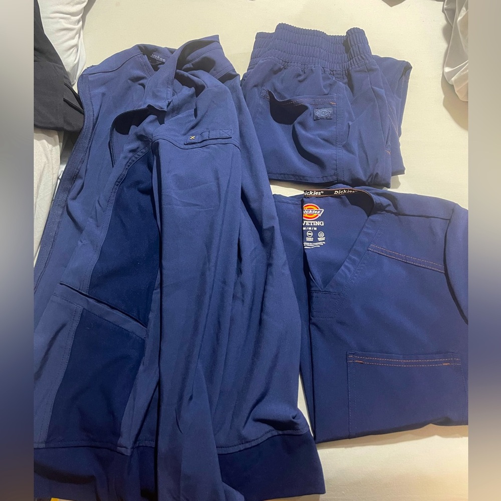 Scrub set